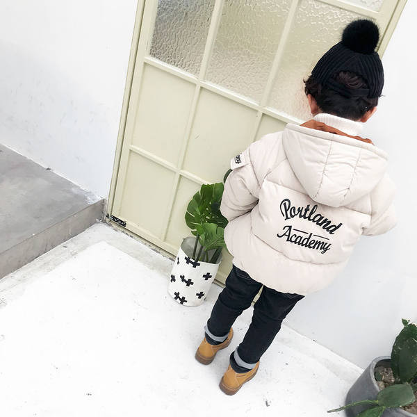 Детско есенно-зимно яке за момчета  с качулка и надпис на гърба