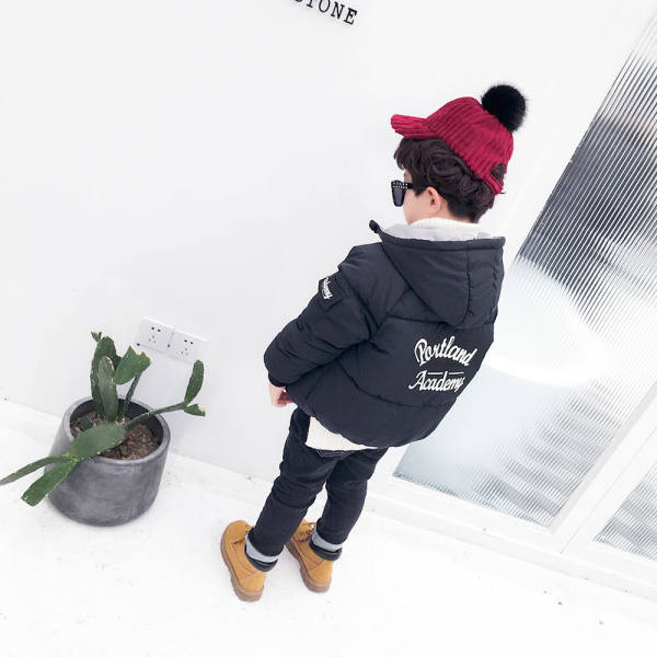 Детско есенно-зимно яке за момчета  с качулка и надпис на гърба