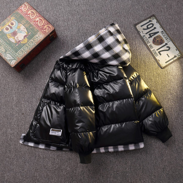 Модерно детско яке за момчета с качулка и емблема 