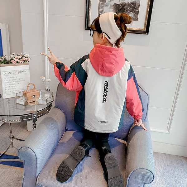 Детско актуално яке за момичета с качулка и надпис на гърба