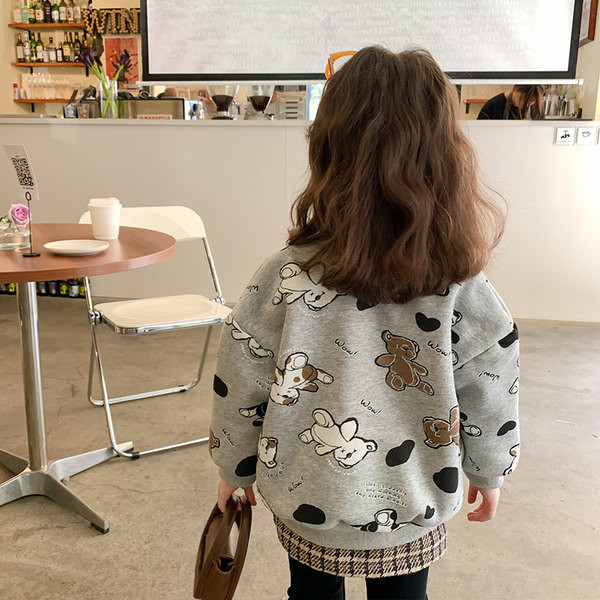 Нов модел детски суичър с обло деколте и апликация за момичета