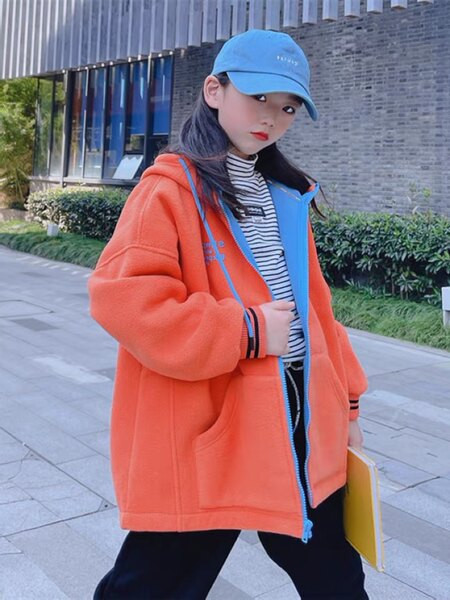 Детско поларено яке с качулка и надпис