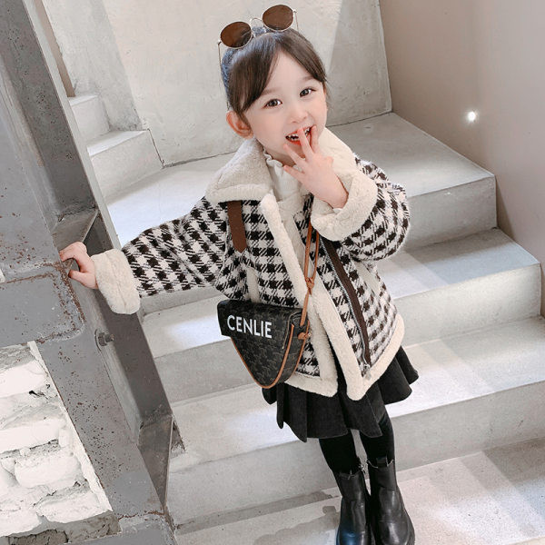 Стилно карирано детско яке с цип и мека подплата