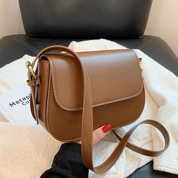 Дамска чанта от изкуствена кожа и дълга дръжка 