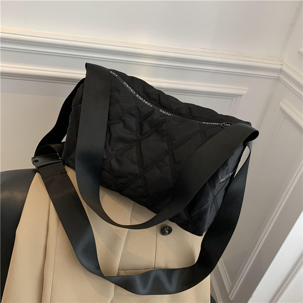 Ежедневна дамска чанта с катарама в черен цвят