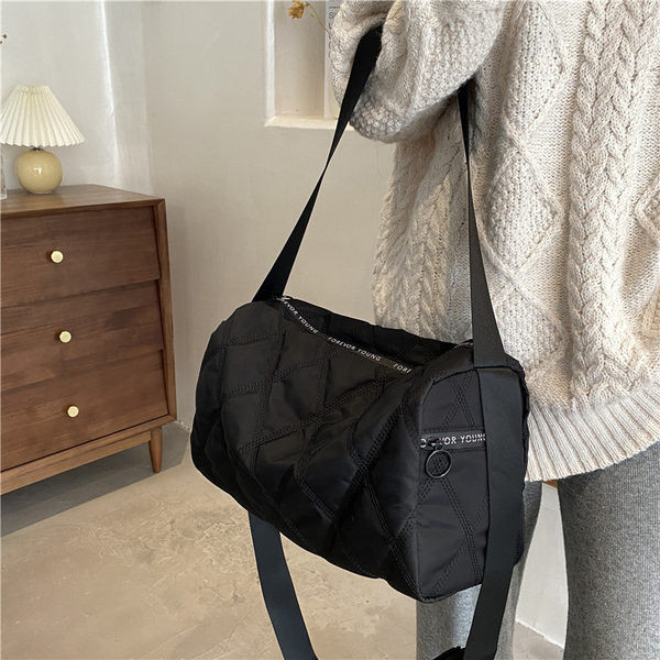 Ежедневна дамска чанта с катарама в черен цвят