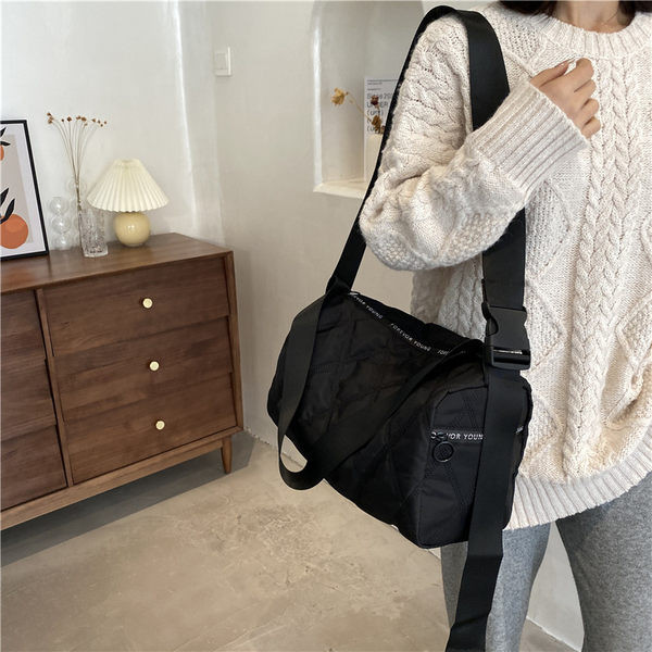 Ежедневна дамска чанта с катарама в черен цвят