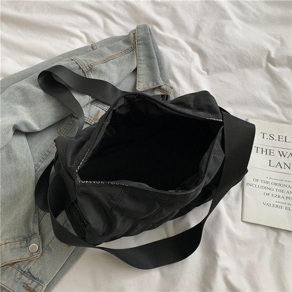 Ежедневна дамска чанта с катарама в черен цвят