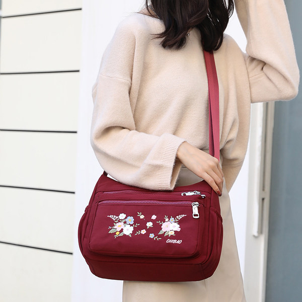 Ежедневна дамска чанта за през рамото с бродерия