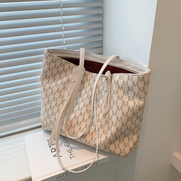 Модерна дамска чанта подходяща за ежедневието