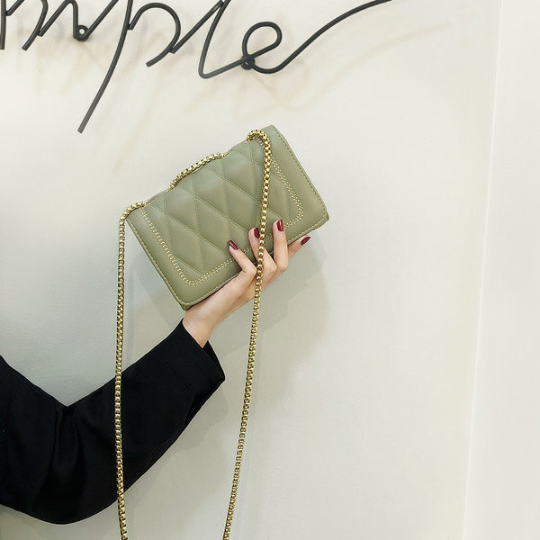 Ženska svakodnevna torba s metalnim lancem u crnoj i zelenoj boji