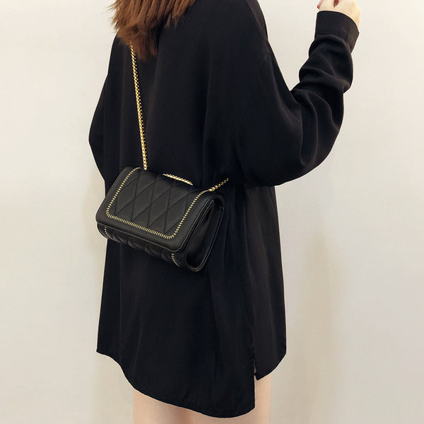 Ženska svakodnevna torba s metalnim lancem u crnoj i zelenoj boji