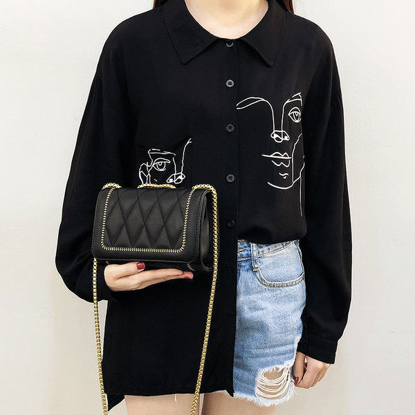 Ženska svakodnevna torba s metalnim lancem u crnoj i zelenoj boji