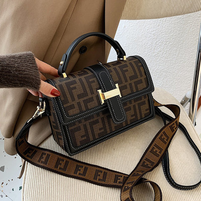 Mala ženska četvrtasta torba s metalnim kopčanjem