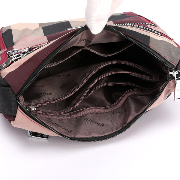 Ležerna ženska torba s patentnim zatvaračima i dugom ručkom