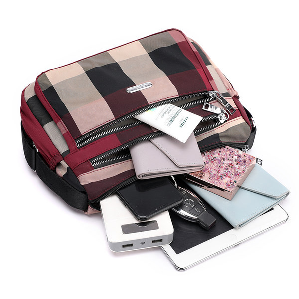 Ležerna ženska torba s patentnim zatvaračima i dugom ručkom