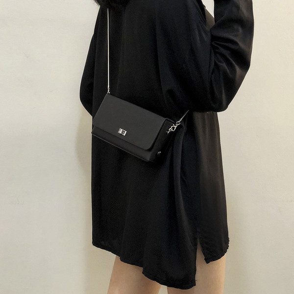 Moderna mala torbica s dugom metalnom ručkom