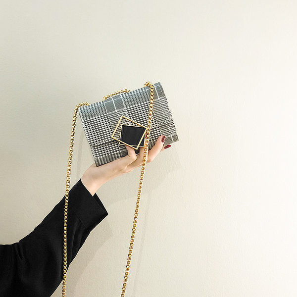 Elegantna ženska torbica na metalni lančić - dvije veličine