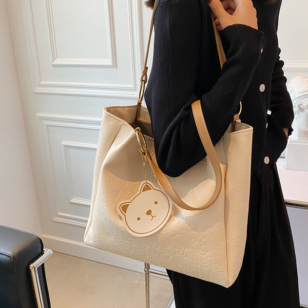 Ženska moderna torba tipa bag sa aplikacijom