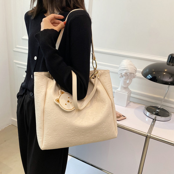 Ženska moderna torba tipa bag sa aplikacijom