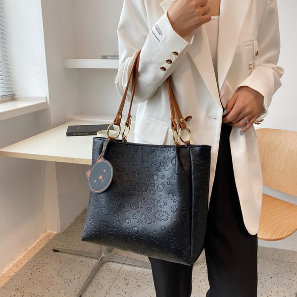 Ženska moderna torba tipa bag sa aplikacijom