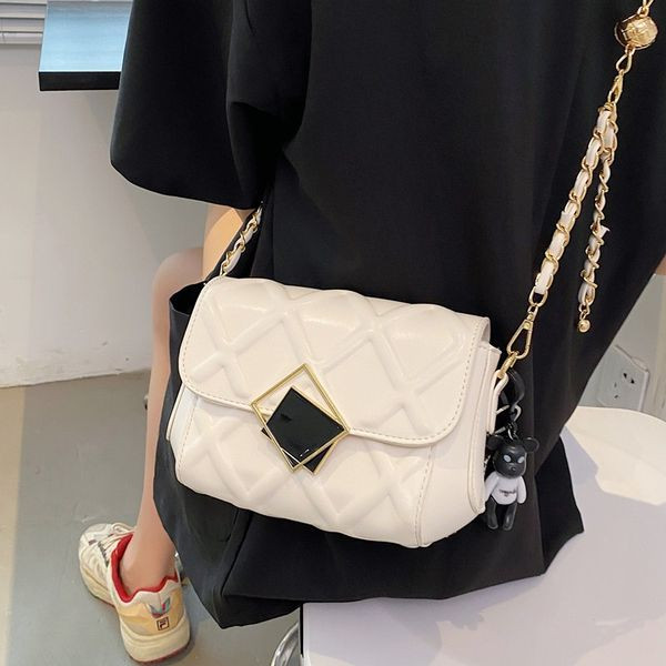 Prošivena ženska torba s metalnim kopčanjem i dugom ručkom