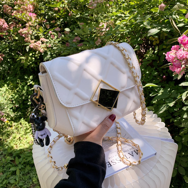 Prošivena ženska torba s metalnim kopčanjem i dugom ručkom