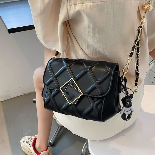 Prošivena ženska torba s metalnim kopčanjem i dugom ručkom