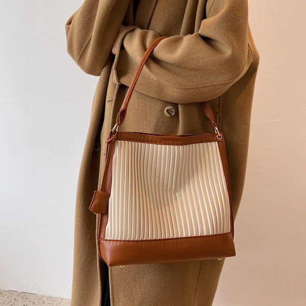 Ženska torba od eko kože i tekstila sa dugom ručkom