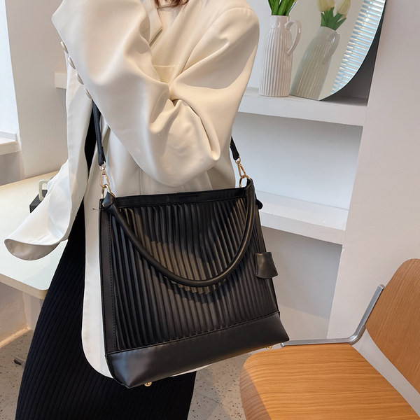 Ženska torba od eko kože i tekstila sa dugom ručkom