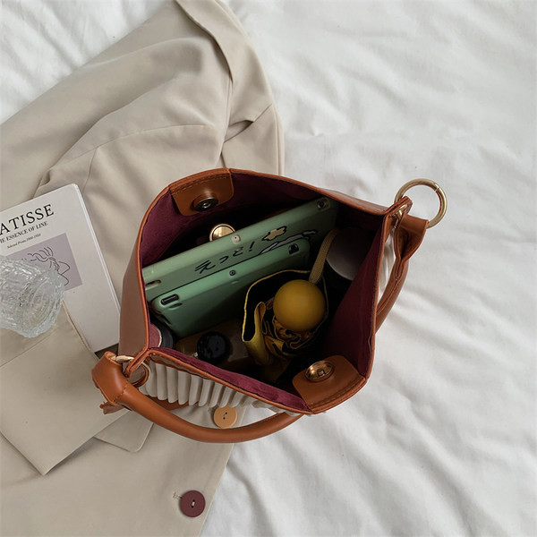 Ženska torba od eko kože i tekstila sa dugom ručkom