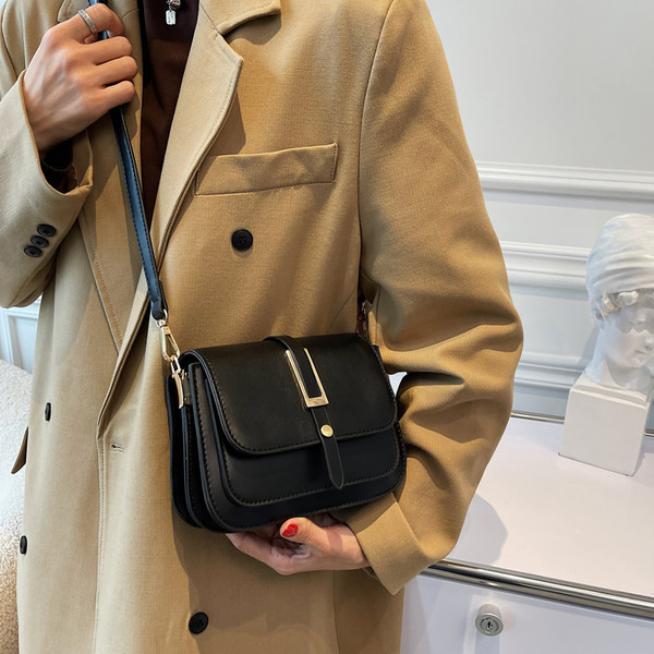 Дамска кожена чанта  с дълга дръжка