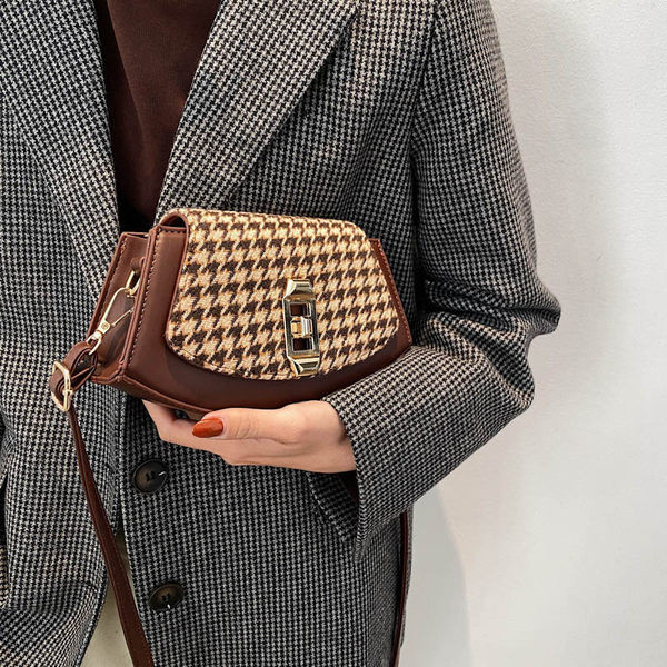 Moderna ženska torba sa kopčom u dvije boje