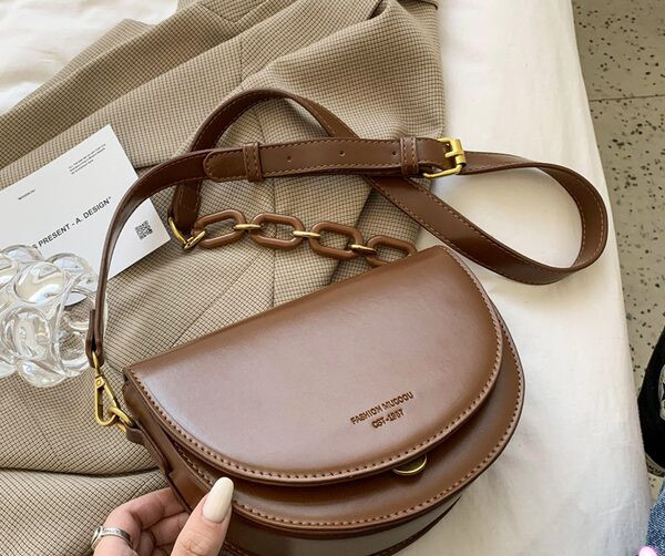 Elegantna ženska okrugla torba jednobojni model s natpisom