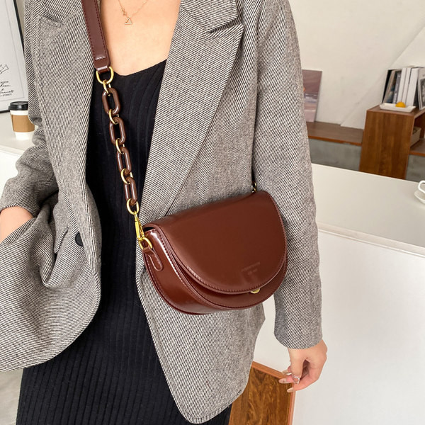 Elegantna ženska okrugla torba jednobojni model s natpisom