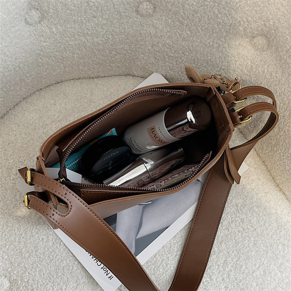 Ženska četvrtasta kožna torba s 3D ukrasom