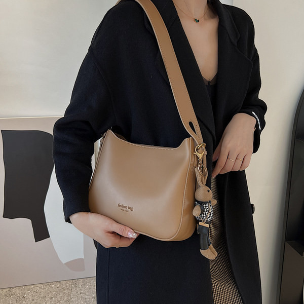 Ženska četvrtasta kožna torba s 3D ukrasom