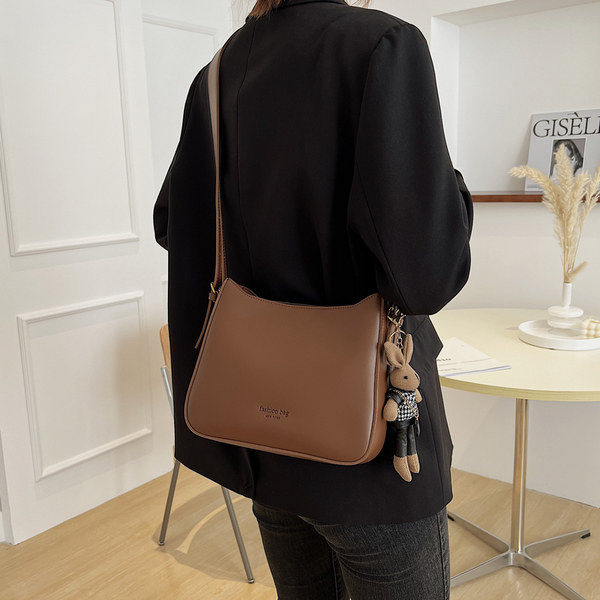 Ženska četvrtasta kožna torba s 3D ukrasom