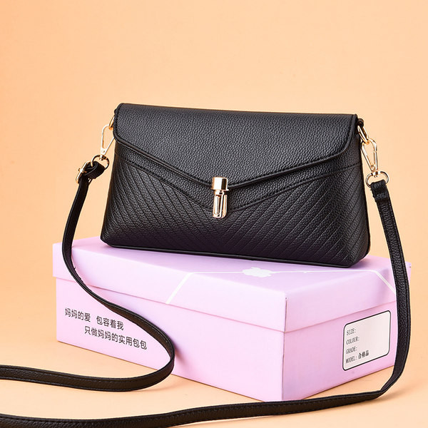 Ženska crna torba s kopčom