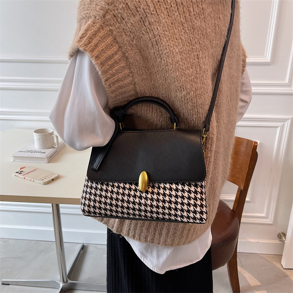 Stilda ženska četvrtasta torba s kopčom i kratkom ručkom