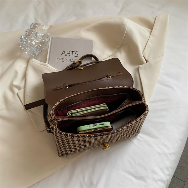 Stilda ženska četvrtasta torba s kopčom i kratkom ručkom