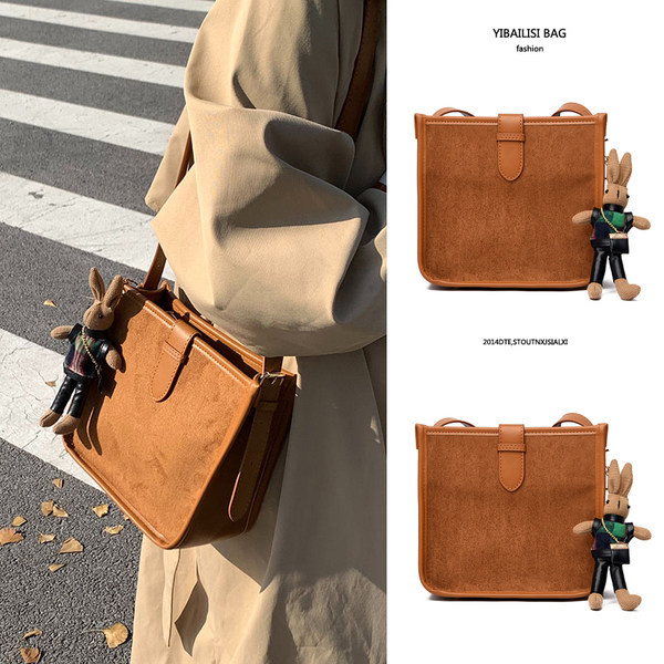 Ženska torba sa 3D elementom u smeđoj i crnoj boji