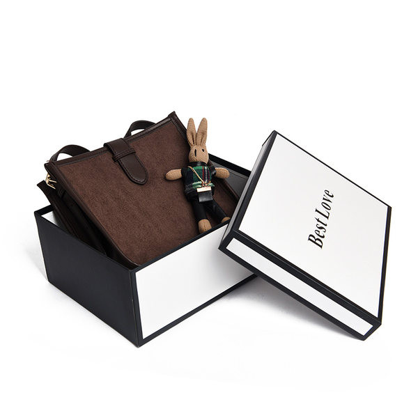 Ženska torba sa 3D elementom u smeđoj i crnoj boji