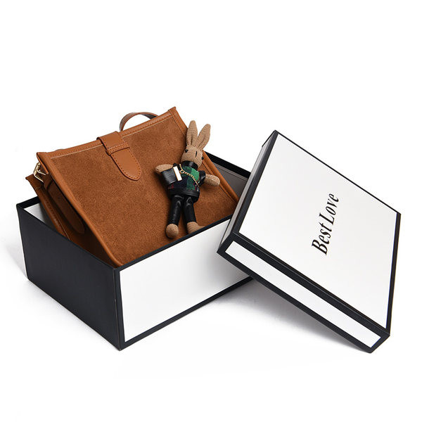 Ženska torba sa 3D elementom u smeđoj i crnoj boji