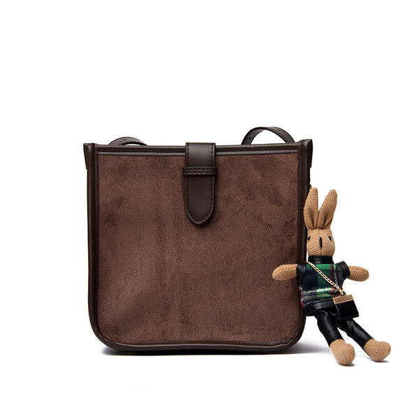 Ženska torba sa 3D elementom u smeđoj i crnoj boji