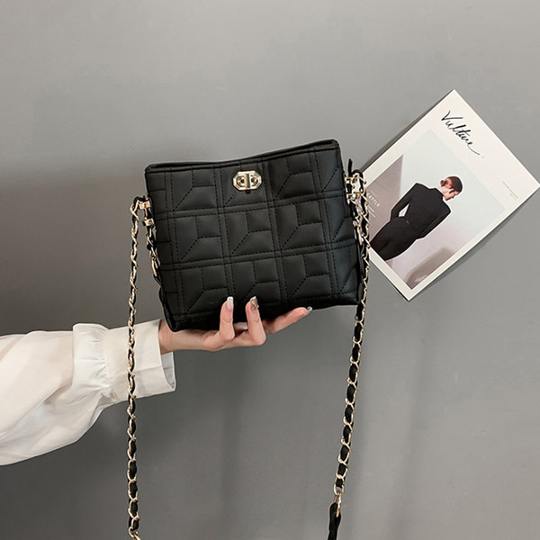 Нов модел капитонирана чанта с дълга дръжка и метално закопчаване за жени 