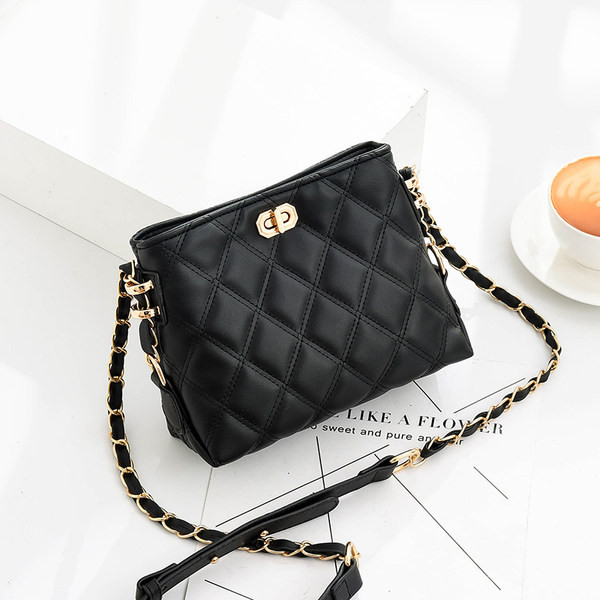 Нов модел капитонирана чанта с дълга дръжка и метално закопчаване за жени 