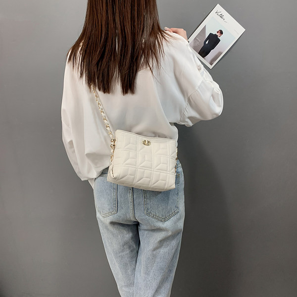 Нов модел капитонирана чанта с дълга дръжка и метално закопчаване за жени 