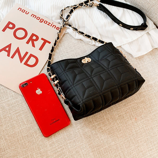 Нов модел капитонирана чанта с дълга дръжка и метално закопчаване за жени 