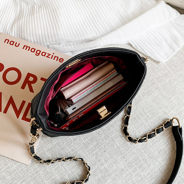 Нов модел капитонирана чанта с дълга дръжка и метално закопчаване за жени 